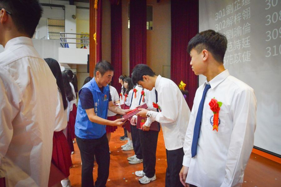 畢業典禮鍾東錦親自給予畢業生祝福與勉勵