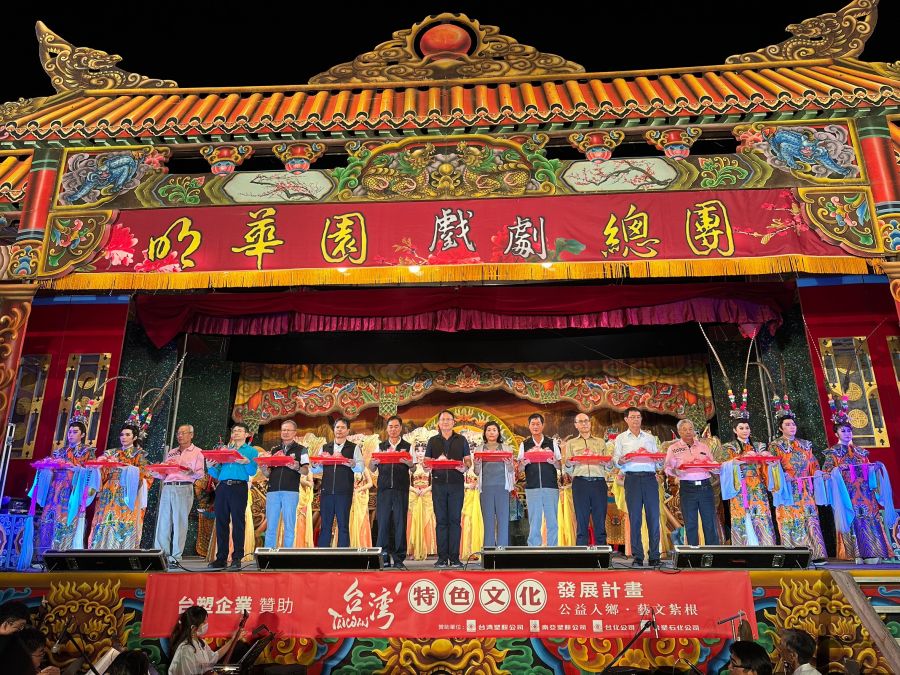 明華園總團結合立柱式煙火　閃亮麥寮社教園區夜晚