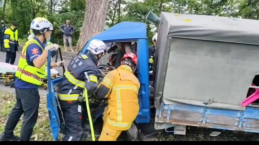 小貨車自撞路樹  協助受困人員脫困案