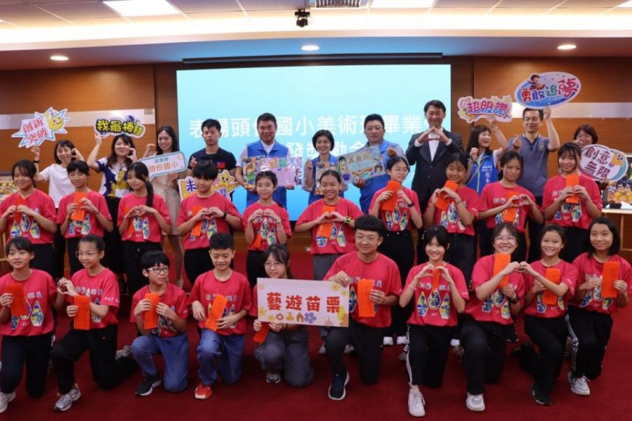 苗栗頭份國小美術班畢業生水墨畫展  鍾東錦接見鼓勵藝術