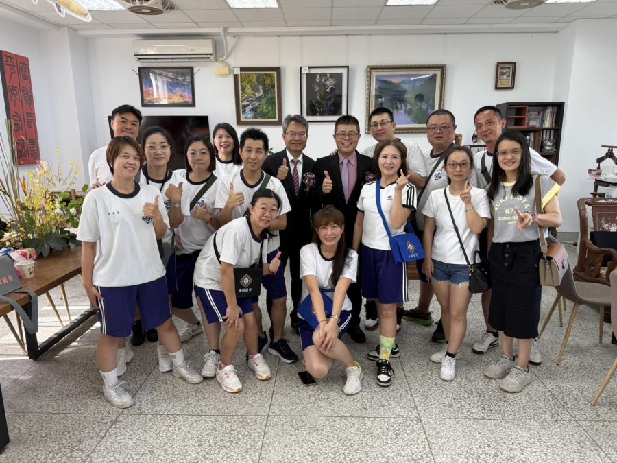 苗栗公館國中畢業典禮　家長身穿制服見證孩子成長旅程