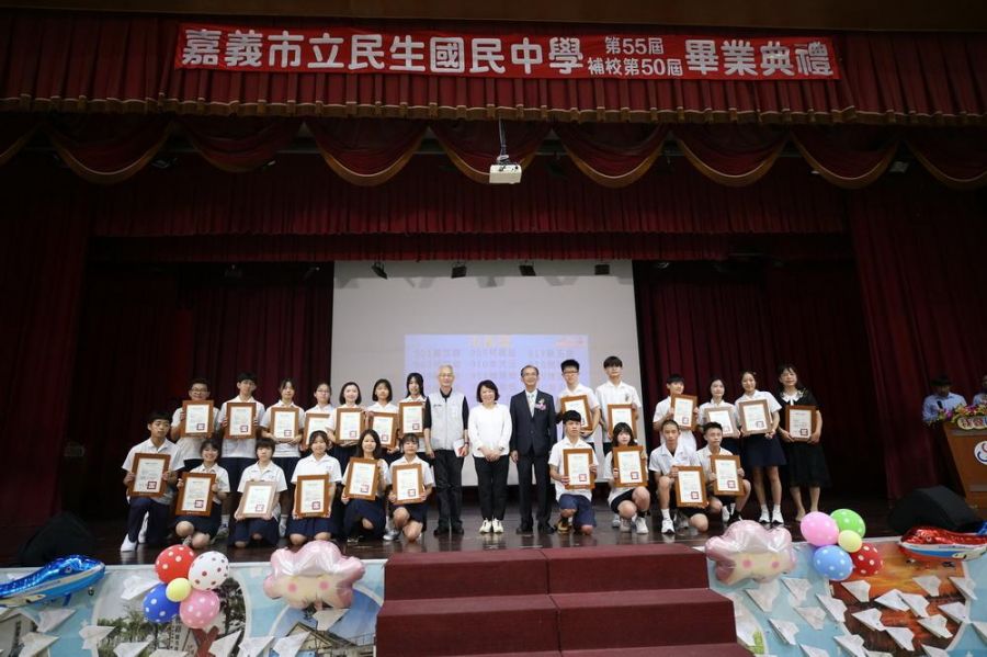 嘉市各國中迎畢業好溫馨！ 黃敏惠市長為畢業生送上祝福