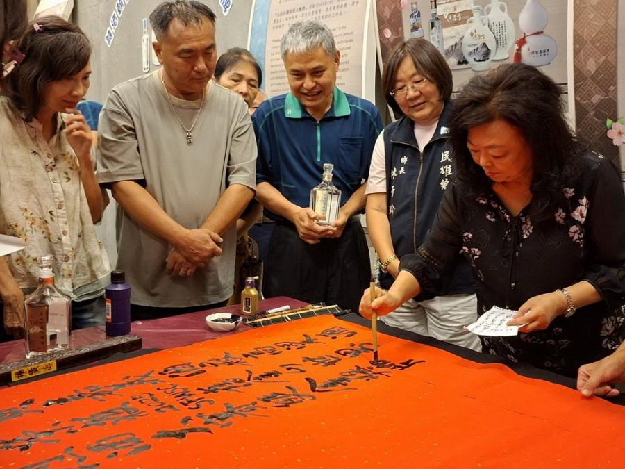 嘉義酒廠「詩酒翰墨飄香展 白酒入墨讚金牌 」歡慶烈酒競賽奪金