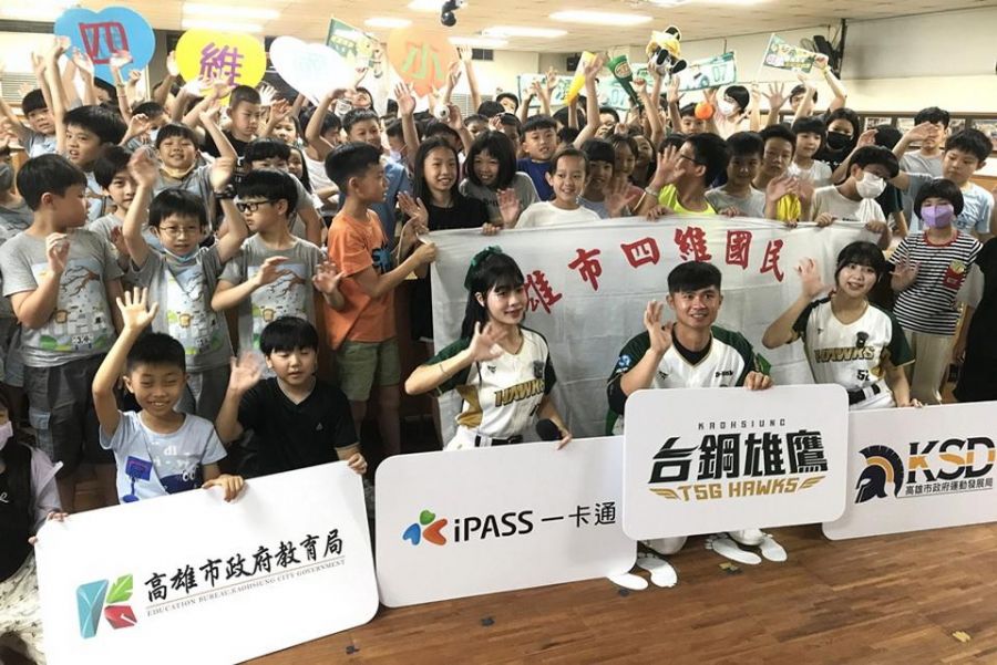 高市學生50元看球優惠圓滿落幕  台鋼雄鷹球員與啦啦隊進校園嗨翻全場