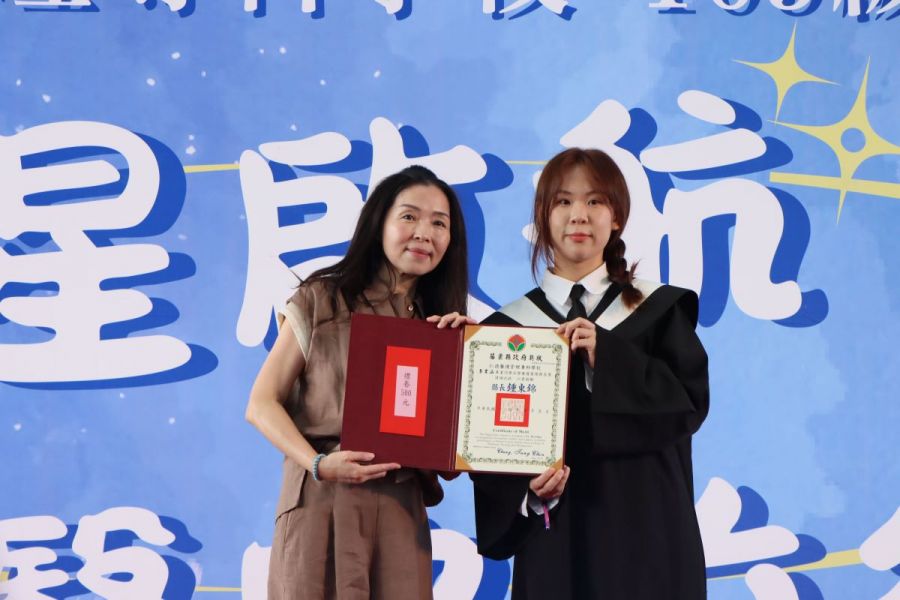 護理培育搖籃 縣長夫人祝福仁德畢業生鵬程萬里