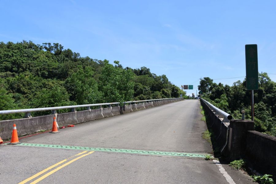 三灣銅富大橋橋墩裸露嚴重　縣長為改善工程焚香祝禱順利平安