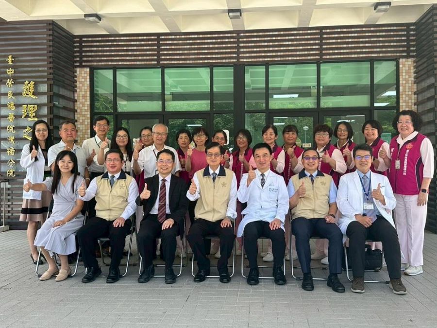 輔導會主委嚴德發視導灣橋分院慰問榮民眷  肯定醫療團隊成果