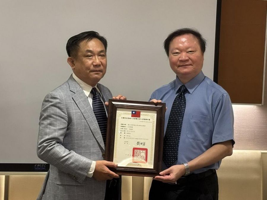 高師大校友總會長曾繼輝博士接任 吳敏男博士功成身退