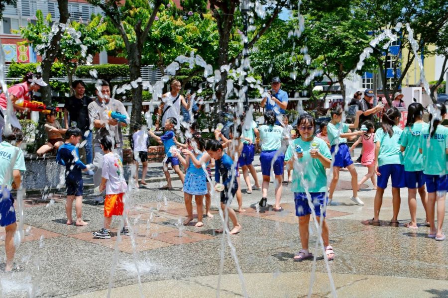 苗栗市民廣場戲水區即起開放　親子戲水樂無比