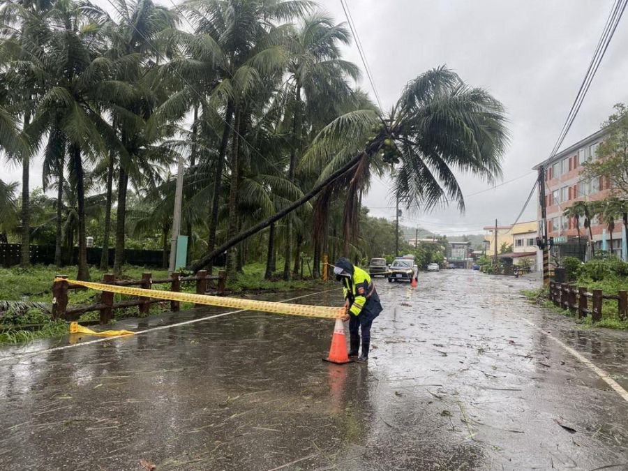 丹娜絲颱風來襲   旗山警風雨中的守護 有愛無礙