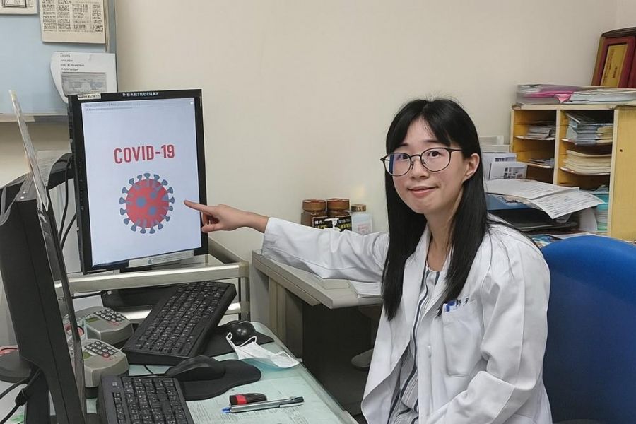 老翁誤以為小感冒確診COVID-19　嘉榮家醫洪恩琪即時診治助康復