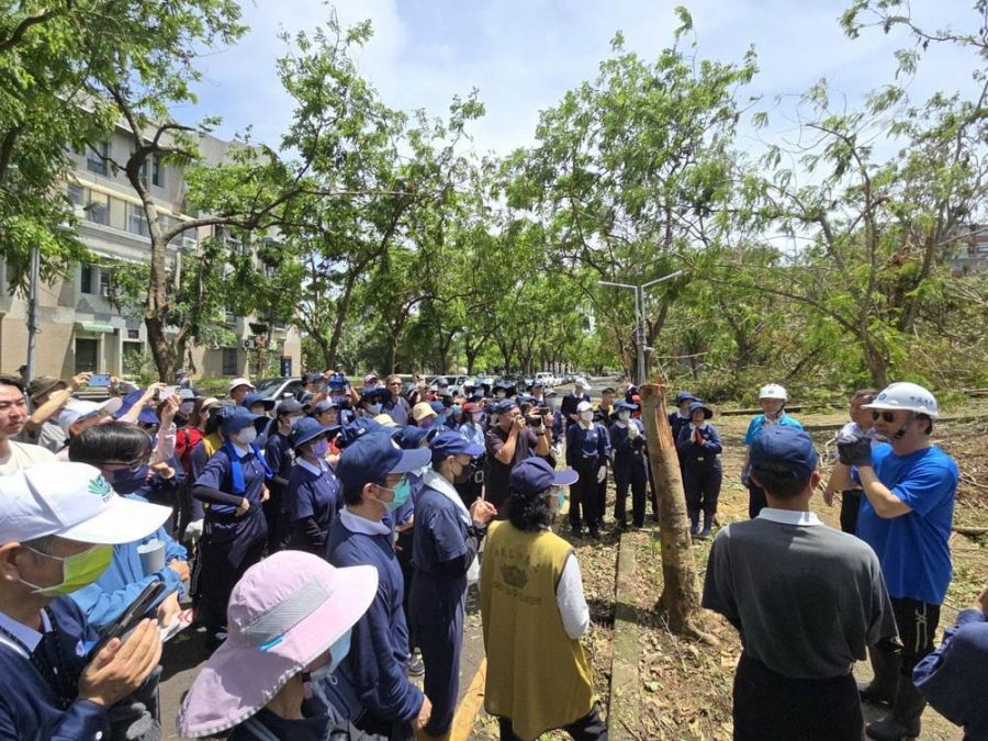 颱風侵襲中正校園嚴重受災 中正師生、職員、慈濟志工清理重建