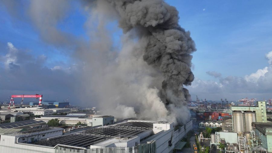 高雄小港區三元能源鋰電池廠　爆發火警15人受傷送醫