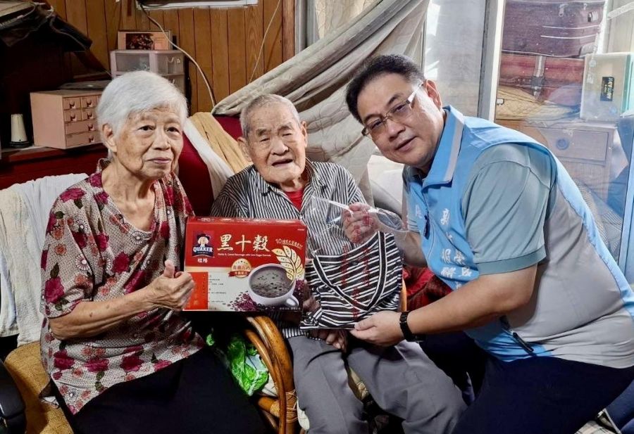 新竹榮服處轉贈慶福基金會涼感衣  炎炎夏日關懷榮民眷