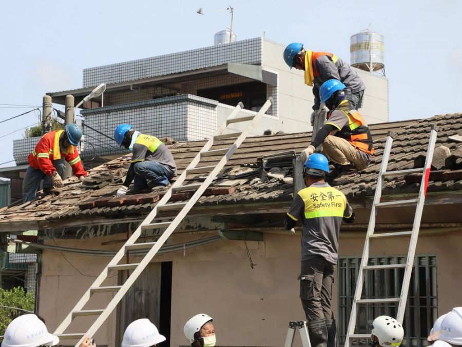 嘉縣風災肆虐 消防弟兄、百工修繕利他協會、慈濟投入重建家園