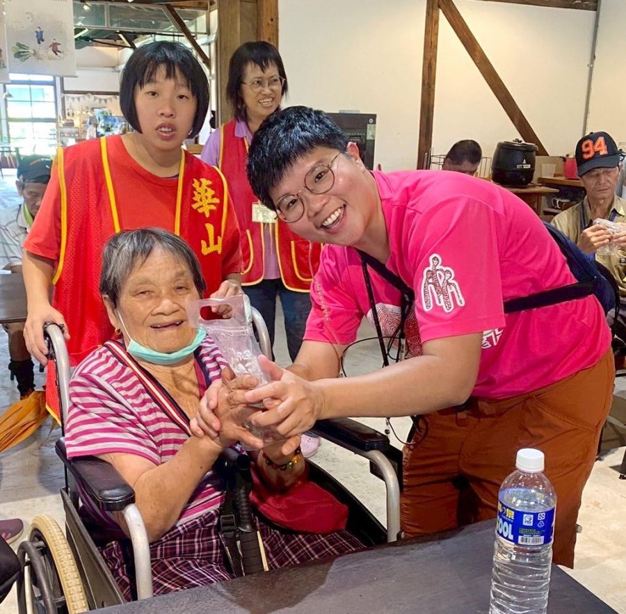 華山美濃愛心天使站慶13周年　孤老手洗愛玉走讀趣