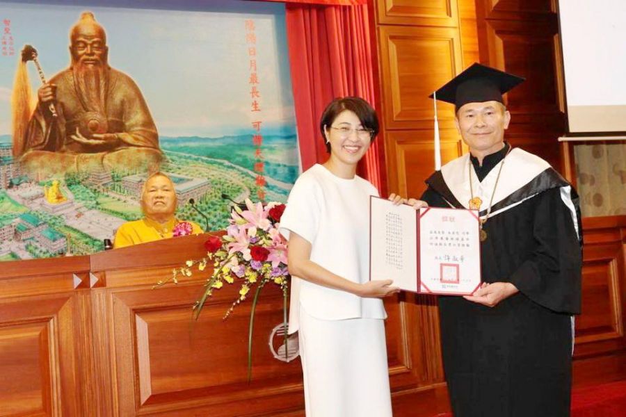 南投縣長許淑華頒獎祝福　唯心聖教學院應用易經碩士班畢業生