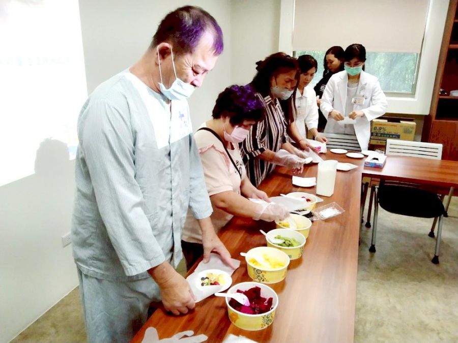 中榮埔里分院手作優格料理活動　助病友增進營養享復健樂趣