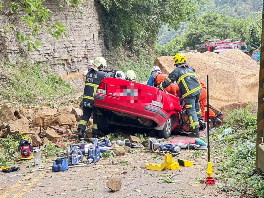 苗栗泰安落石砸車事故　警消救援駕駛、乘客已無生命跡象