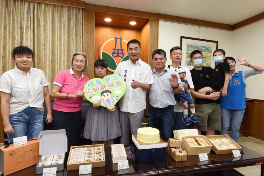 教養院天使攜蛋糕卡片賀節　縣長爸爸驚喜中歡度溫馨父親節