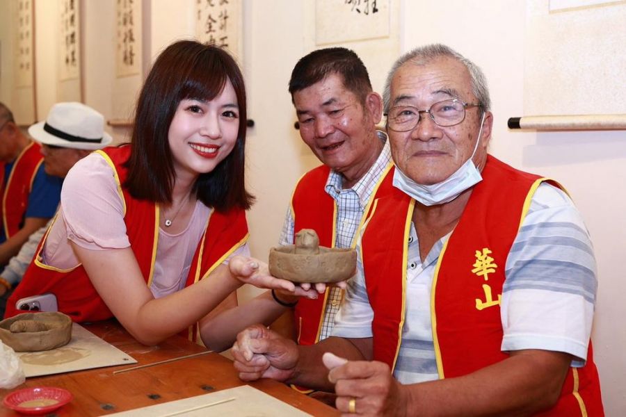 華山基金會民雄站19週年樂陶陶 愛心大使柯莉絲汀攜手傳愛