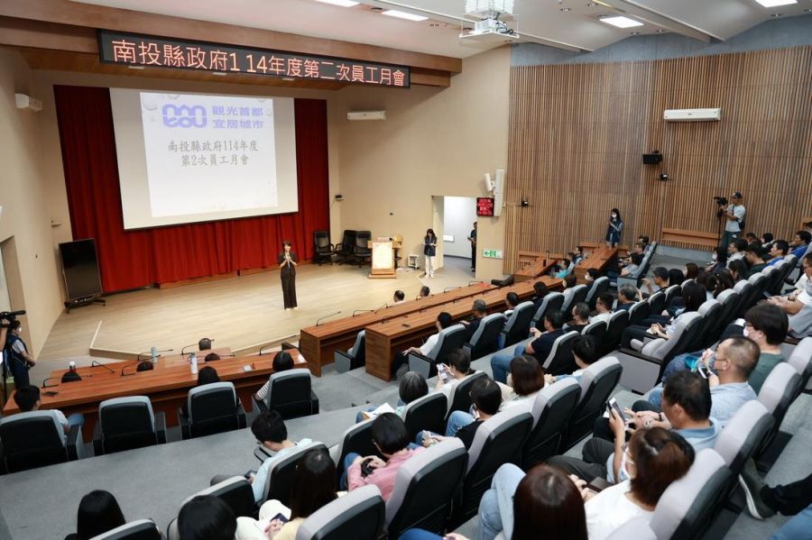 南投縣府員工月會  許淑華頒獎表揚模範公務員