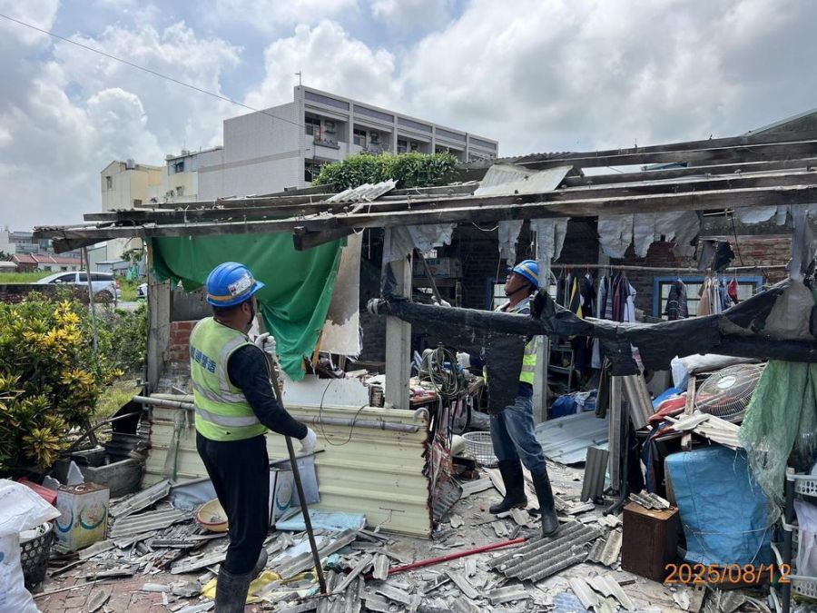 公路局攜手地方協助受災民眾    拆除風災殘破瓦片