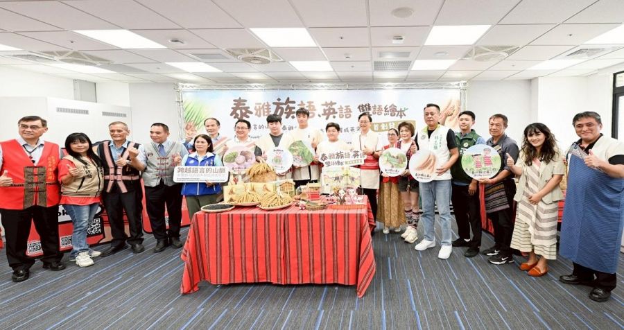桃園青年首創泰雅族語、英語雙語繪本　市長張善政：推廣原民文化走向國際