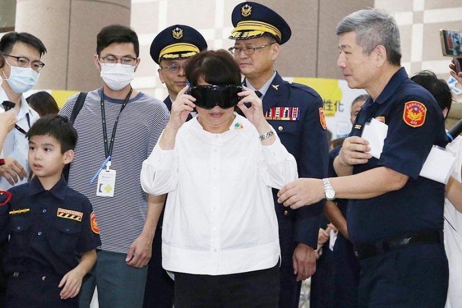 「模擬酒醉眼鏡」防酒駕意識！黃敏惠與「小萌警」共同宣導安全駕駛