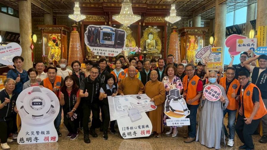 慈明寺捐贈中市府高階救護器材 提升救護效能