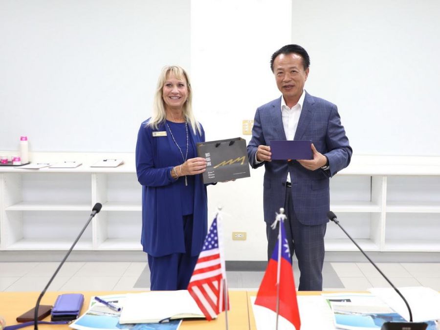 美國奧克拉荷馬州訪團參訪亞創中心  翁章梁縣長迎接