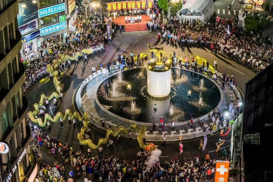 2025嘉義城隍夜巡 九尊城隍齊聚祈安 百米巨龍、巨型神將踩街震撼登場
