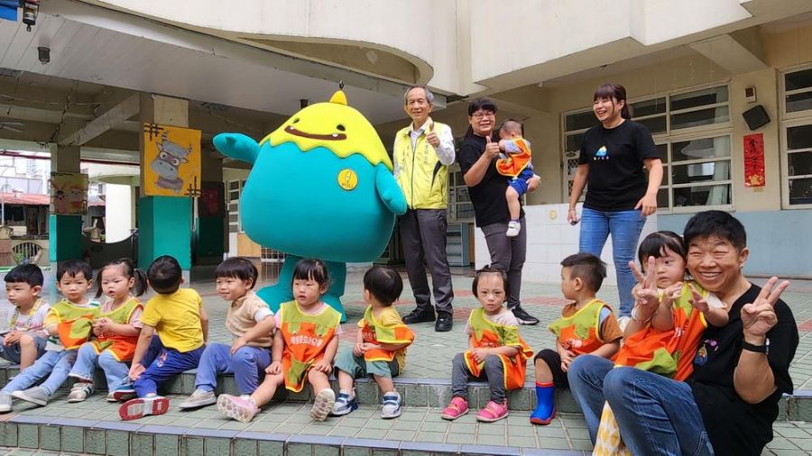 開心將噗哩穿上身 埔里鎮立幼兒園送學童全新制服