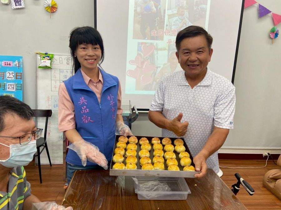 中秋月滿情濃暖心 里長餅香送暖朴醫日照