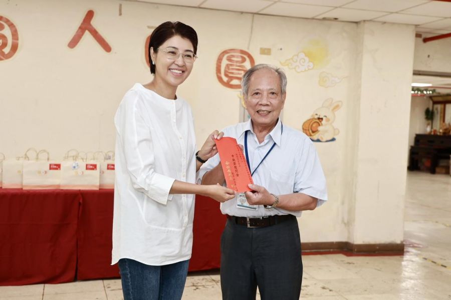 秋節前夕  許淑華走訪社福機構關懷院民贈月餅禮金