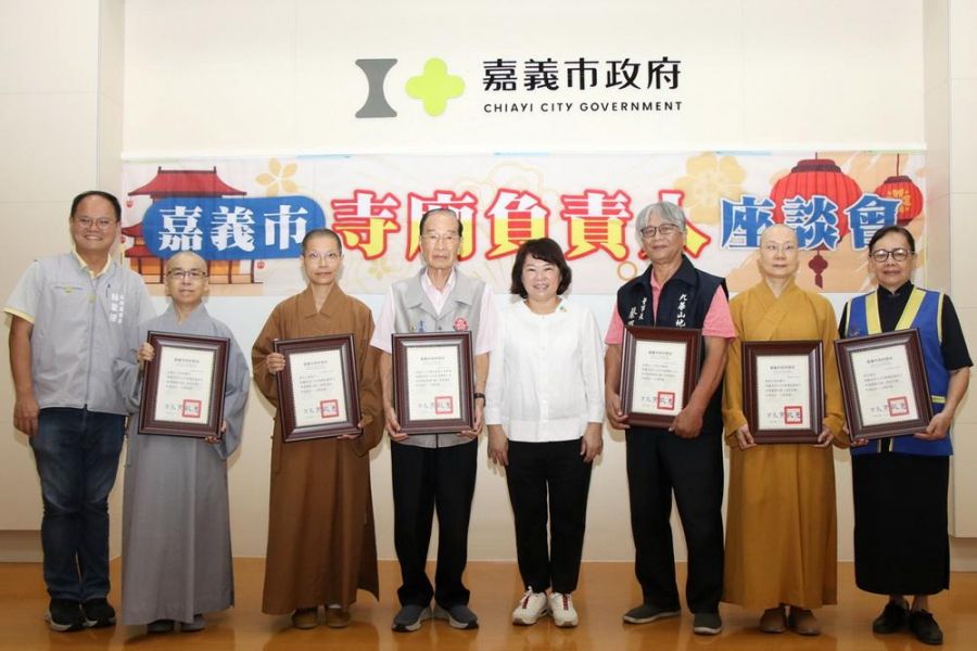嘉市114寺廟負責人座談會 黃敏惠市長頒發感謝狀表揚績優寺廟