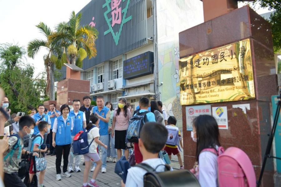 重視學童安全！鍾東錦視察建功國小護童勤務