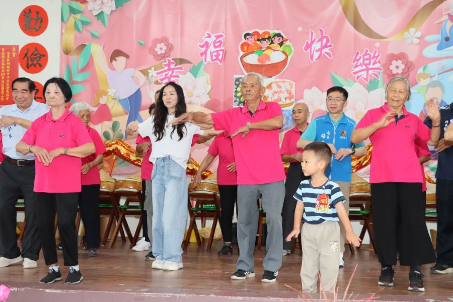 銅鑼中平社區關懷協會榮獲114年社區金點獎  縣長夫人貼紅榜祝賀