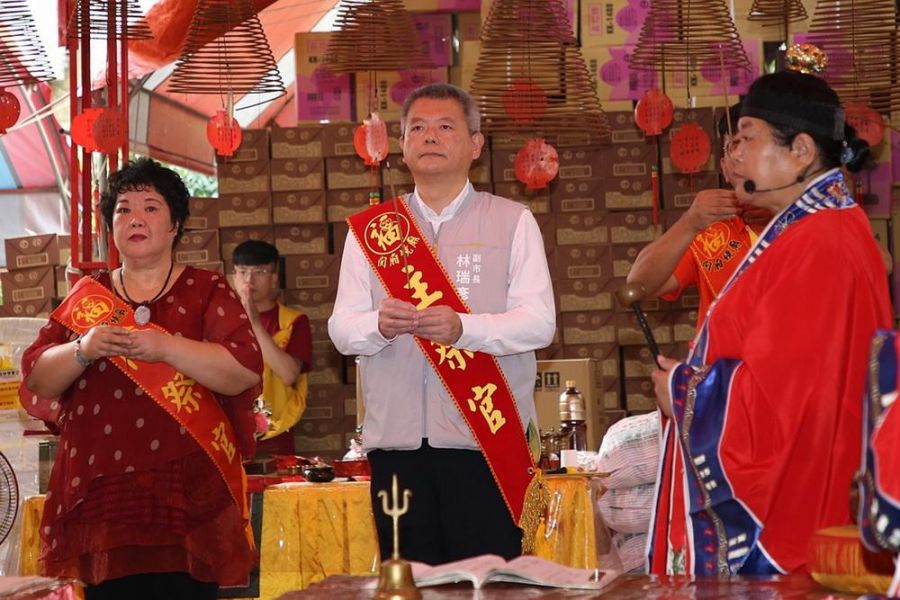 福德正神聖誕 林瑞彥祈求國泰民安  關廂境廟捐贈物資關懷弱勢