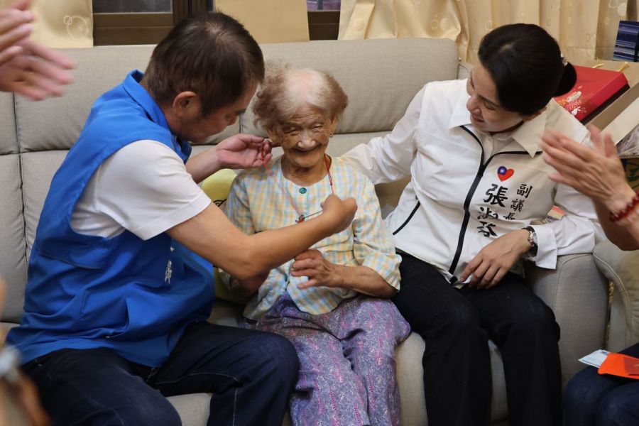 鍾東錦慰訪頭份百歲人瑞   祝賀福壽安康