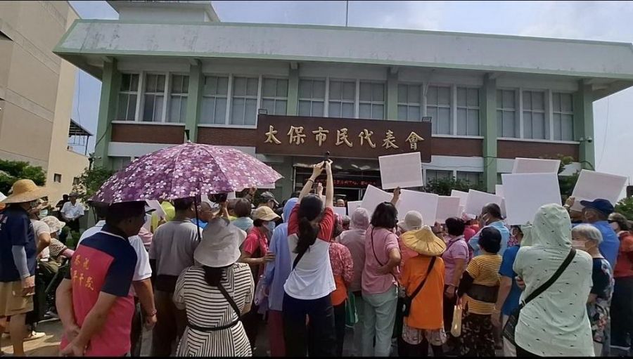 太保市普發現金3000元卡關 5位代表及里長至代表會抗議
