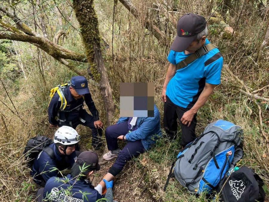 阿里山鄉特富野古道   登山客不慎摔傷  消防人員助下山