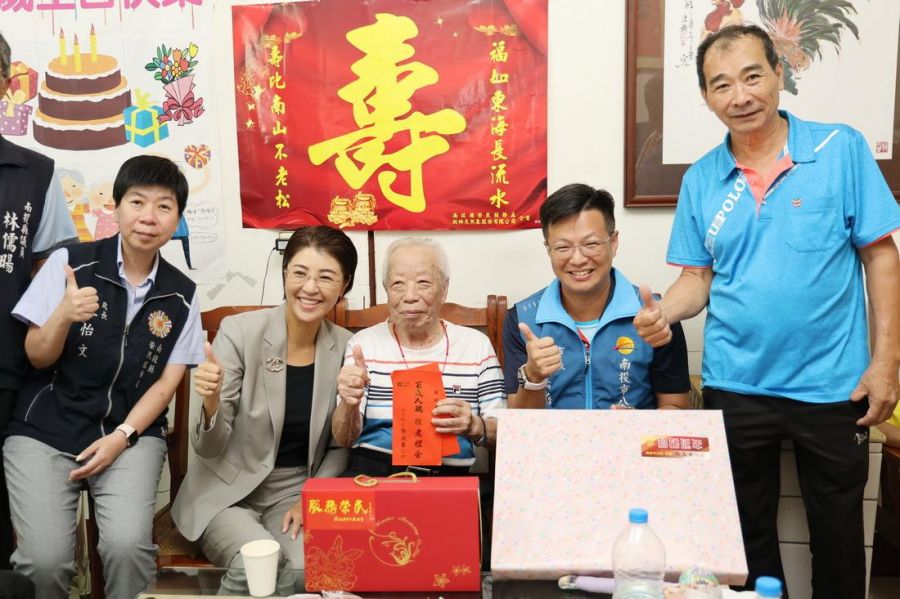 人間國寶王清霜等人瑞慶百歲 許縣長致贈萬元禮金及金鎖片