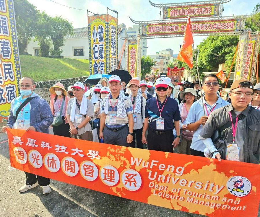 吳鳳科大師生與新港奉天宮前往澎湖銅山館「入火大典」外籍生著傳統服飾遶境 體驗地方宗教文化