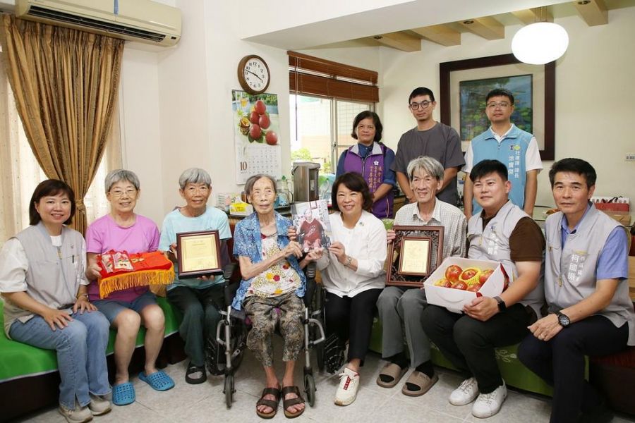 嘉市重陽節敬老禮金發放  黃敏惠市長送上溫馨祝福