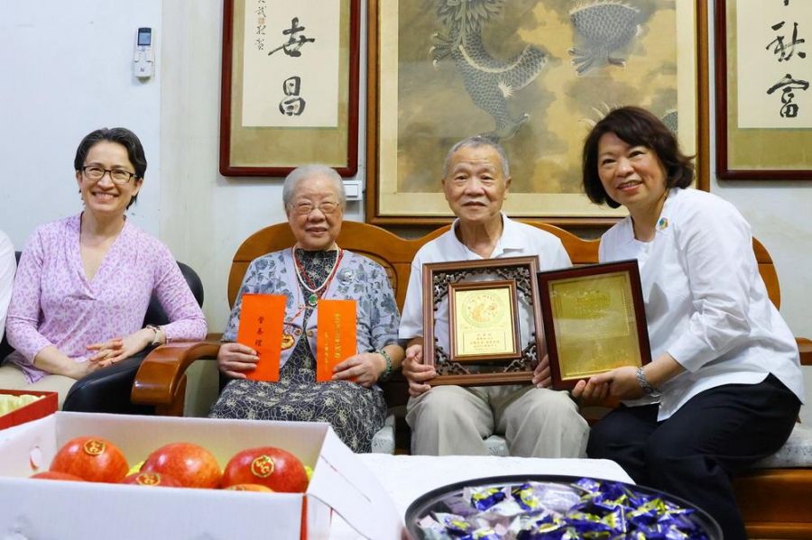 重陽節獻祝福 黃敏惠市長、蕭美琴副總統與百歲人瑞相見歡