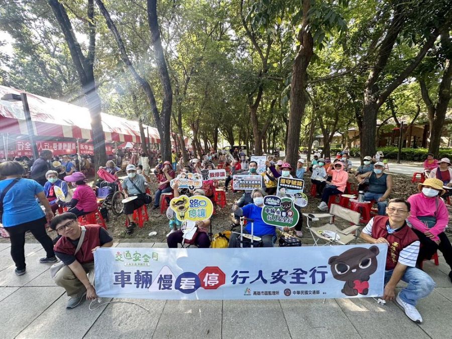 重陽敬老樂相聚  高雄市區監理所守護長者行車安全