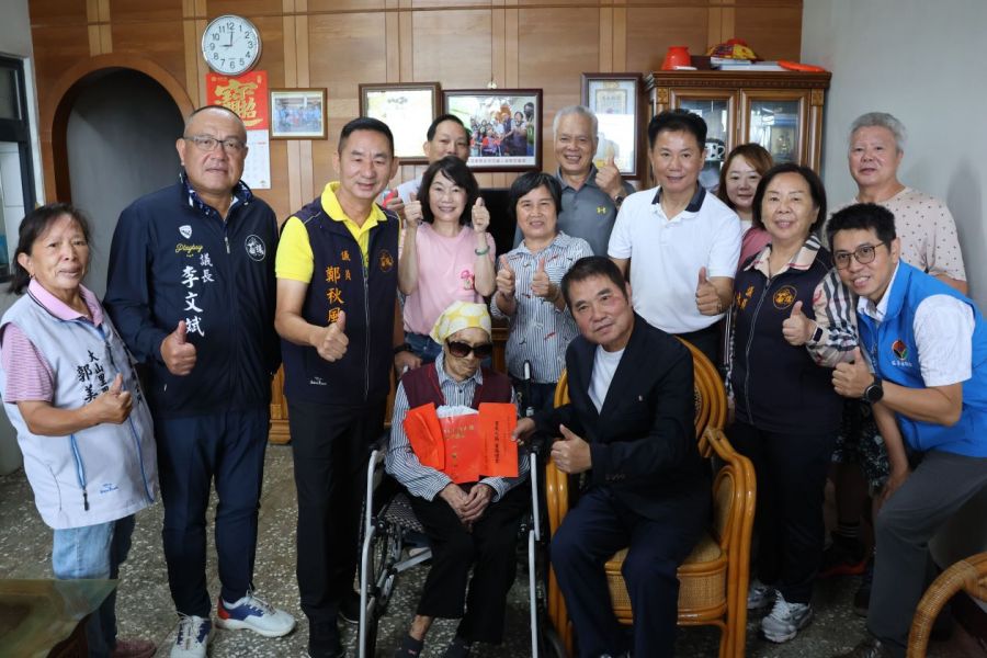 苗栗縣府慰訪後龍百歲人瑞　鍾東錦祝賀福壽安康