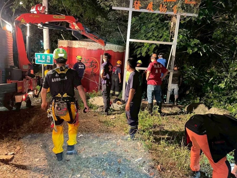 水里鄉上安村凌晨墜崖案 搜救人員展現高超繩索救援技術