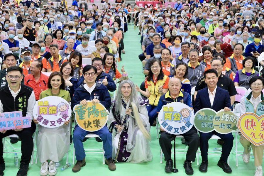 新興區重陽敬老聯歡活動 陳其邁：積極推動長照政策 強化銀髮社福力  (記者李靜音/高雄報導) 高雄市新興區114年重陽敬老聯歡活動（25）日上午於雄商大禮堂溫馨登場，市長陳其邁出席活動，帶來多項摸彩好禮，與現場長輩同樂，並加碼紅包抽獎，氣氛歡喜熱絡，他祝福長輩健康愉快、開心度佳節。  陳其邁表示，高